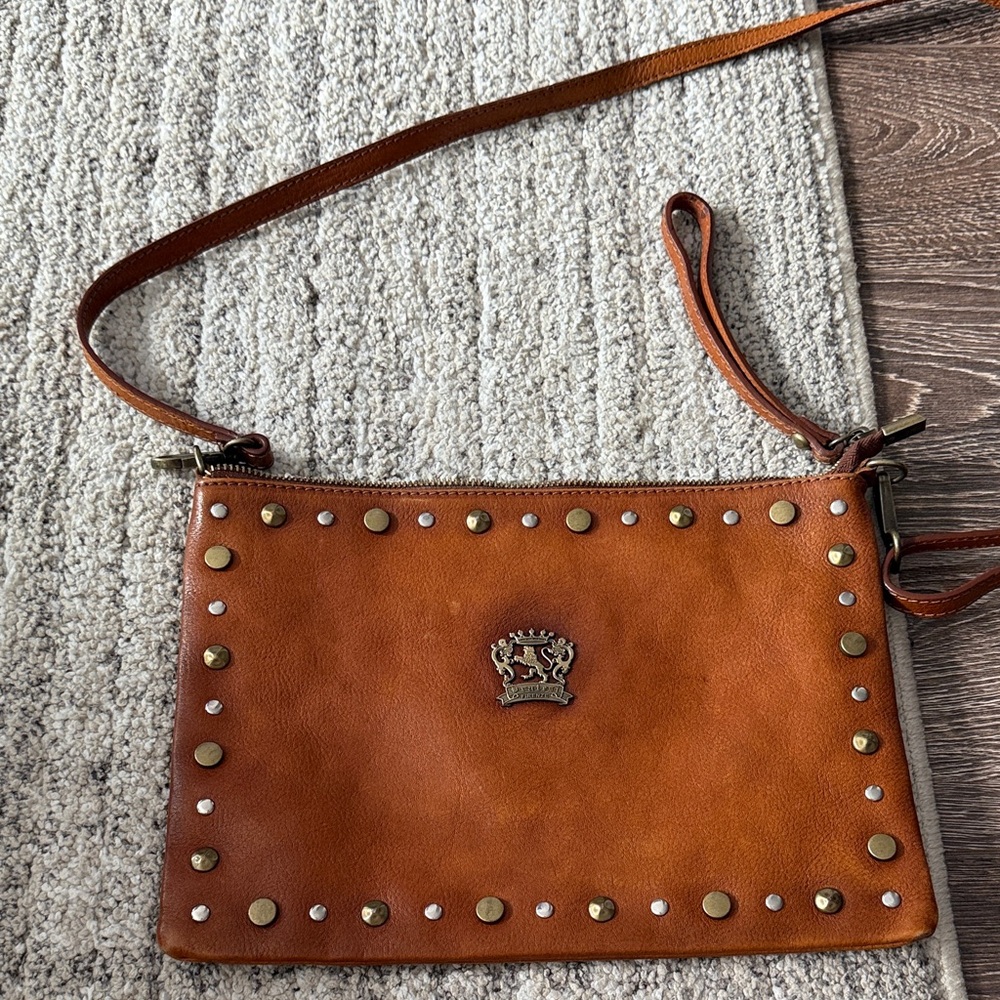 Pratesi Firenze Elegant Tan Leather Crossbody Bag with Studs